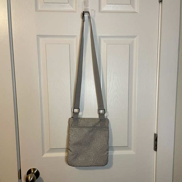 EUC Eddie Bauer gray/white 3-zipper crossbody travel bag w/ adjustable strap - Picture 3 of 11